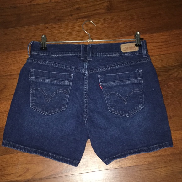 Levi Shorts - Picture 2 of 4